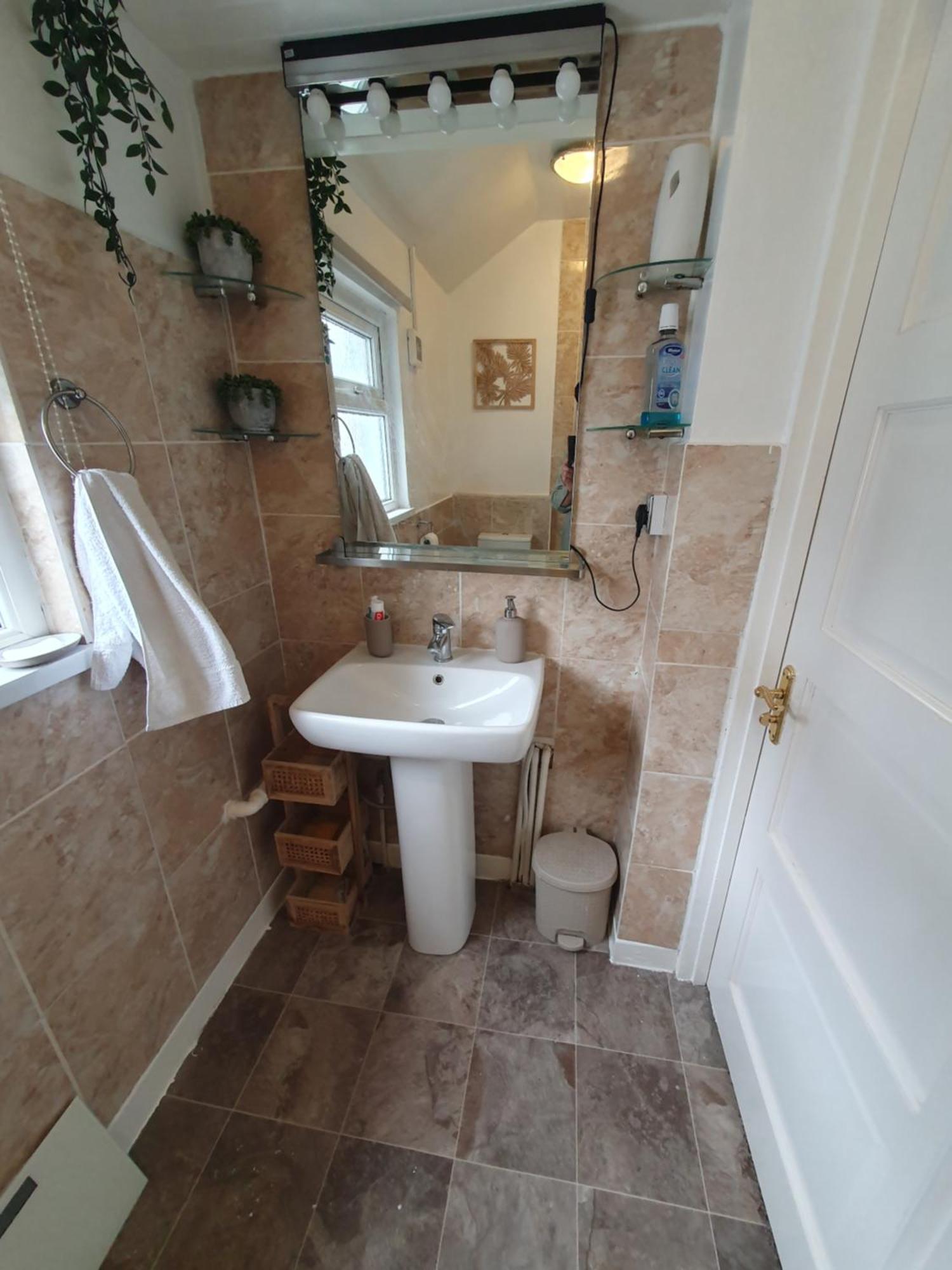 Private Double Room In Cardiff Exterior photo